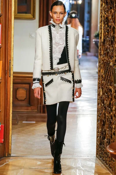 Look 28